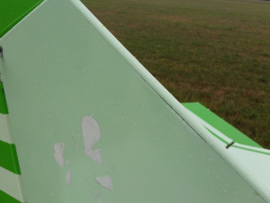 Pilot pravděpodobně nezvládl přistávací manévr. Došlo k poškození zadní části letounu