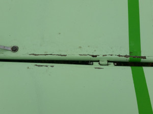 Pilot pravděpodobně nezvládl přistávací manévr. Došlo k poškození zadní části letounu