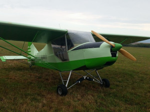 FOTO: Pilot pravděpodobně nezvládl přistávací manévr. Došlo k poškození zadní části letounu