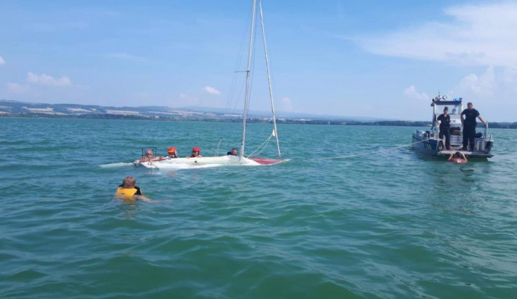 Na Rozkoši se převrhla loď. Záchranná akce byla úspěšná, posádka vyvázla bez zranění