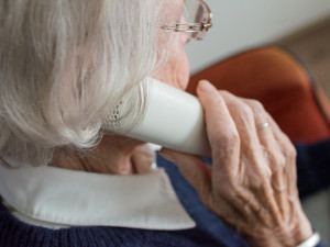 Bezcitní podvodníci žádají po telefonu seniory o peníze. Vydávají se za příbuzné