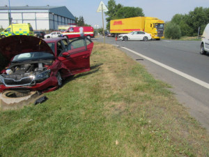 Na křižovatce v Březhradské ulici se střetla dvě osobní auta