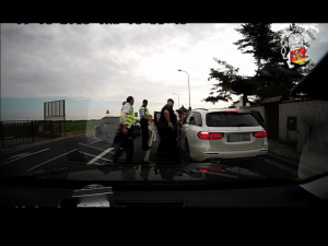 VIDEO: Zfetovaná cizinka ujížděla v kradeném autě, zastavili jí v obci Holohlavy