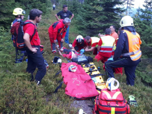 Královéhradečtí letečtí záchranáři zasahovali v Krkonoších, zřítil se tam dvoumístný paraglide