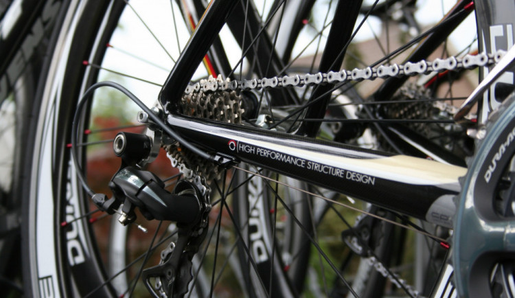 Zloděj ukradl závodní kola. Škoda se vyšplhala do stovek tisíc korun