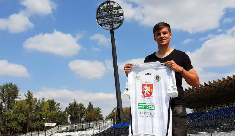 Jakub Pokorný s hradeckým dresem