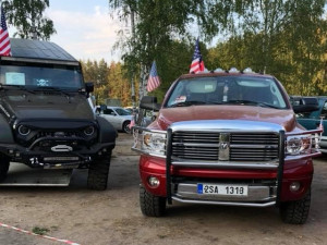 Ke Stříbrnému rybníku dorazily legendární americké vozy