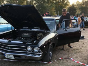 Ke Stříbrnému rybníku dorazily legendární americké vozy