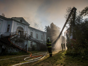 Požár zničil zámek v Horním Maršově, škoda asi pět milionů korun