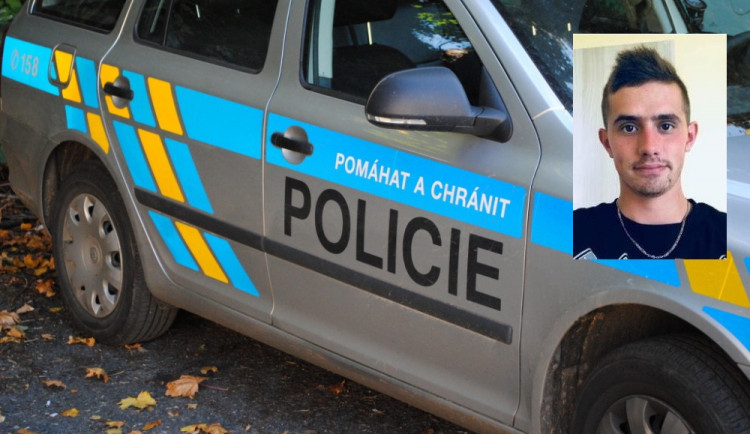 Po pohřešovaném mladíkovi pátrá policejní psovod i drony horské služby