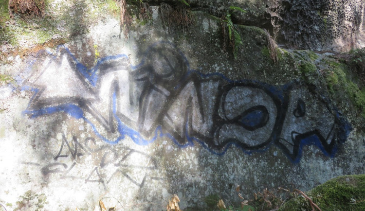 Posprejovaná skála