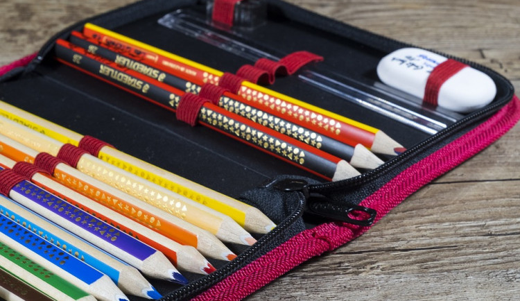 V pondělí usedne do lavic městských škol na devět stovek prvňáčků