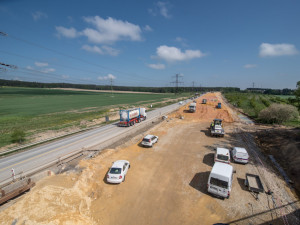 Stavba úseku dálnice D11 z Hradce do Předměřic začne zkraje října. ŘSD se dohodlo se sdružením Děti Země