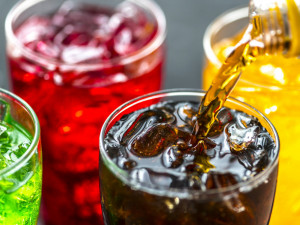 Výrobci omezují množství slazených nápojů ve středních školách