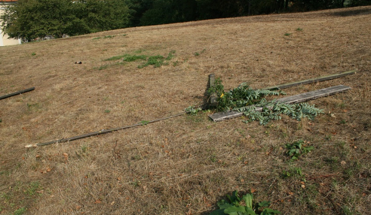 Pozůstatky po řádění vandala
