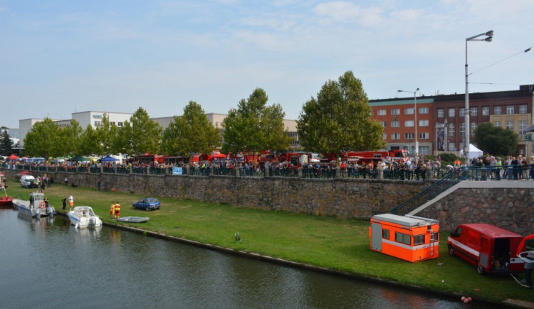 Eliščino nábřeží obsadila záchranářská technika