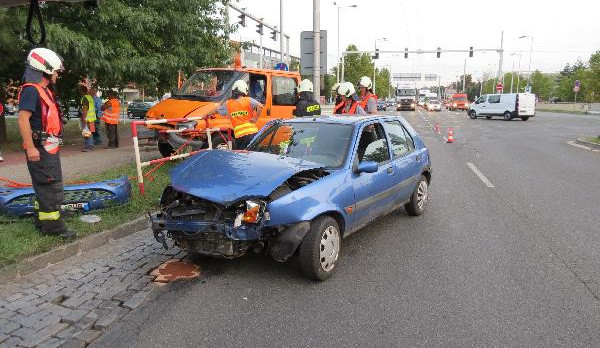 Řidič nákladního vozu vjel do křižovatky na červenou, střetl se s osobním autem