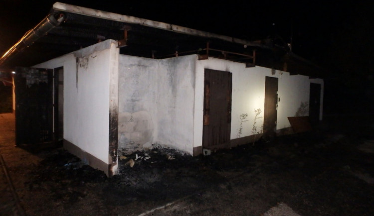 Požár v kempu v blízkosti přírodního koupaliště Vejsplachy