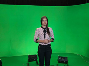 Veronika Lálová při moderování v televizi