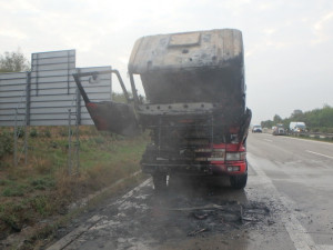 Na dálnici D11 hořel náklaďák. Škoda je 200 tisíc korun