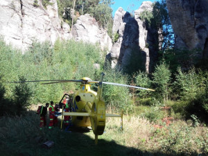 V Prachovských skalách se zřítil horolezec. Zasahovat musel záchranářský vrtulník