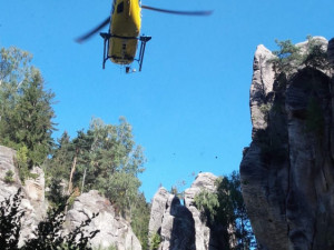 V Prachovských skalách se zřítil horolezec. Zasahovat musel záchranářský vrtulník