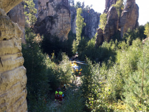 V Prachovských skalách se zřítil horolezec. Zasahovat musel záchranářský vrtulník