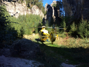 FOTO: V Prachovských skalách se zřítil horolezec. Zasahovat musel záchranářský vrtulník
