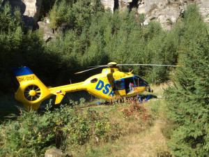 V Prachovských skalách se zřítil horolezec. Zasahovat musel záchranářský vrtulník