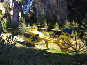 V Prachovských skalách se zřítil horolezec. Zasahovat musel záchranářský vrtulník