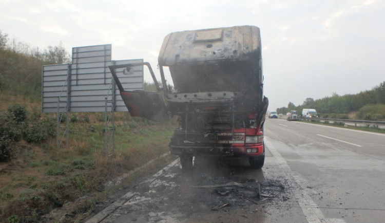 Shořelý nákladní vůz