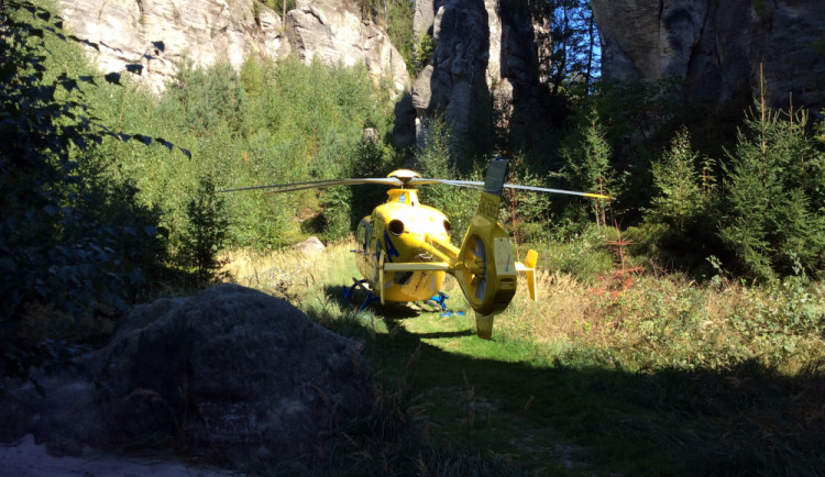 V Prachovských skalách se zřítil horolezec. Zasahovat musel záchranářský vrtulník