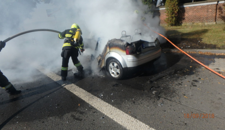 Na Rychnovsku kompletně shořelo Audi, příčinou byla technická závada