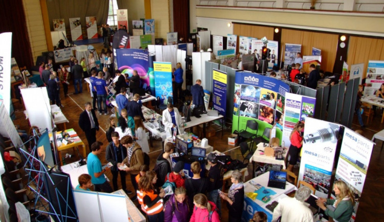 Prezentace středních škol a zaměstnavatelů pomohou žákům s výběrem budoucího povolání