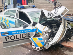Řidič, který včera smetl policejní vozidlo, není žádný svatoušek. Byl opakovaně trestán