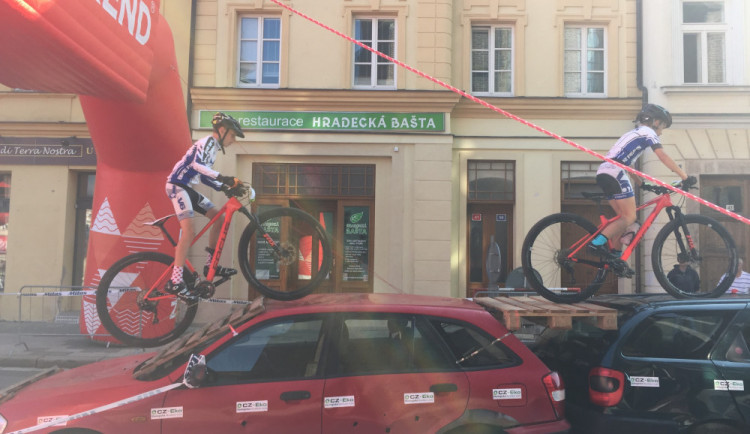 Cyklisté a běžci zaplnili Velké náměstí