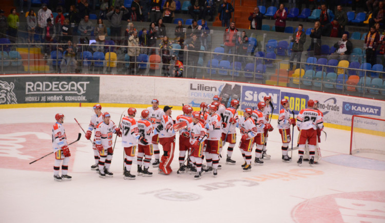 FOTOGALERIE: Hradečtí hokejisté jsou druzí v tabulce, porazili Karlovy Vary