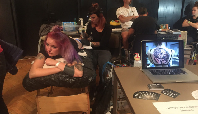 Tradiční festival Tattoo Event přilákal do Hradce desítky tatérů