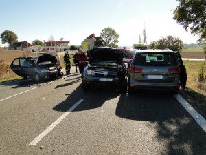 Dopravní nehoda tří aut ve Všestarech si vyžádala čtyři zraněné