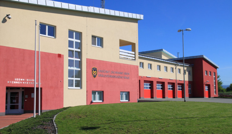 Na stanici rychnovských profesionálních hasičů vyrůstá nový výcvikový polygon