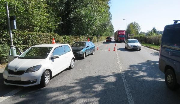 Čtyřiaosmdesátiletý šofér se nevěnoval řízení, skončilo to zraněním spolujezdkyně