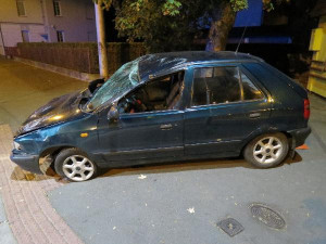 Řidič najel na ostrůvek u přechodu pro chodce, auto skončilo na střeše