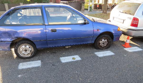Opilá řidička nabourala dvě zaparkovaná auta