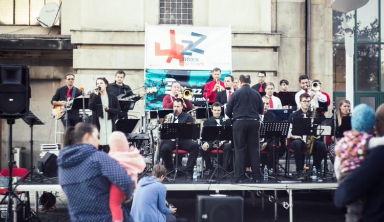 Jazz před vlakovým nádražím