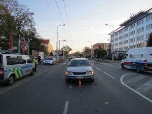 Řidič srazil dívku na přechodu, skončila na kapotě s těžkým zraněním. Policie hledá svědky