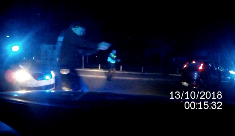 VIDEO: Mladík asi moc hrál GTA. Při honičce málem srazil policistu, zastavila ho až policejní střelba