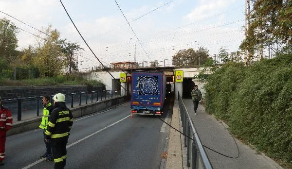 Kamión se zasekl v železničním podjezdu