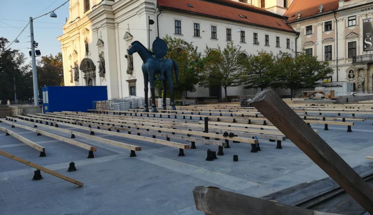 Pod Joštem už vyrůstá nové kluziště. Organizátoři si letos přichystali pár novinek