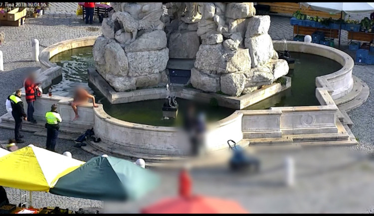 VIDEO: Opilý muž se koupal nahatý v kašně na Zelňáku. Pryč ho odvedl kamarád ze záchytky