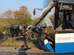 Srážka s kamionem vytrhla řidiči autobusu volant z rukou, jako zázrakem se nikdo nezranil